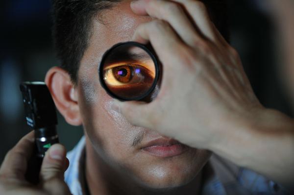 Czy powinniśmy regularnie badać wzrok?